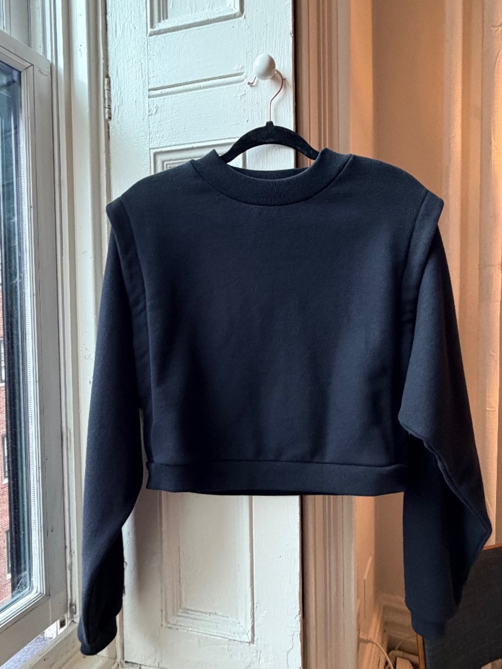 ALO Yoga Fresh Crop Sweatshirt Black Cropped Crewneck XS/S